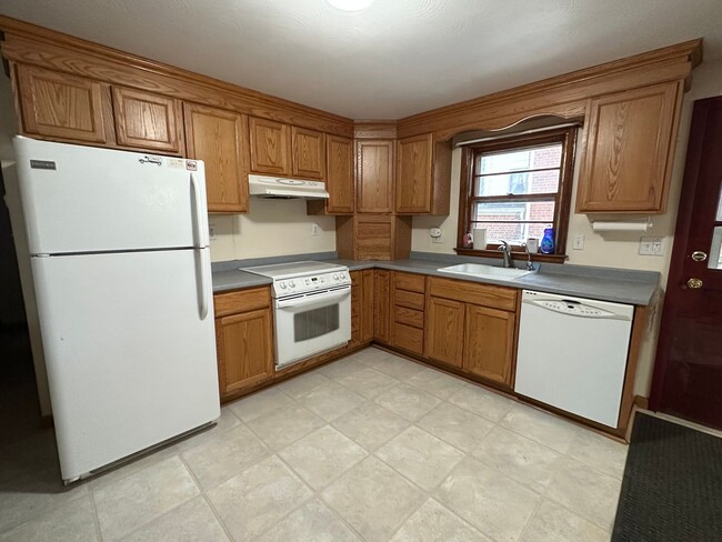 Building Photo - 3 Bedroom 1 Bath Bungalow-Style Ranch