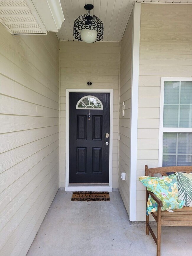 Building Photo - Cute 4BR/2BA home. Fenced in Backyard!