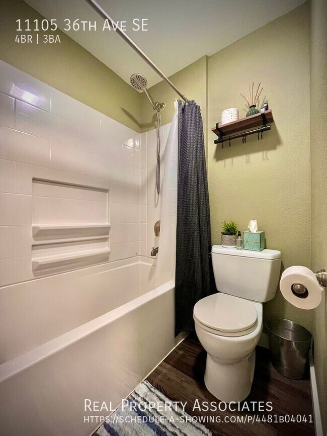 Building Photo - Stunning Split Level - Fully Renovated