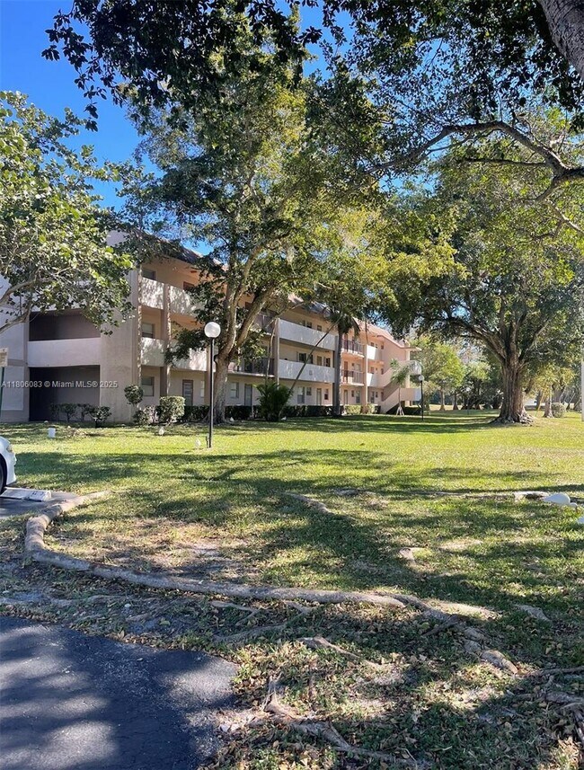 Foto del edificio - 8301 Sands Point Blvd