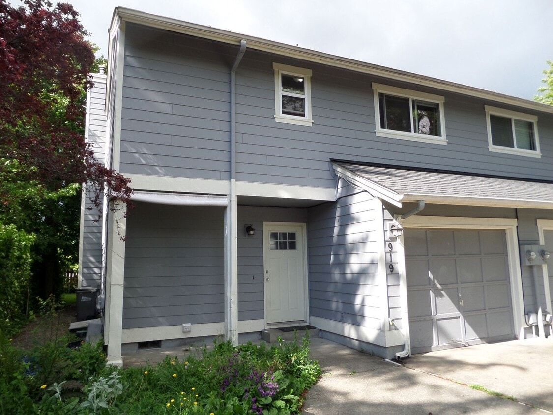 Primary Photo - Super Cute 3 Bedroom Duplex with Fenced Ba...