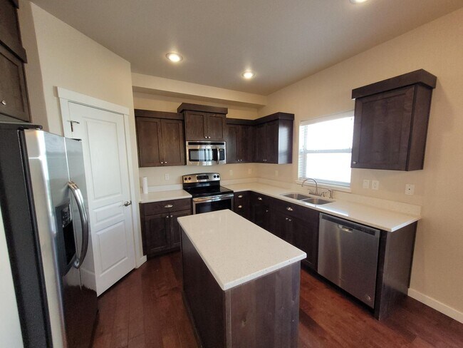 Building Photo - Outstanding Location with Community Pool!