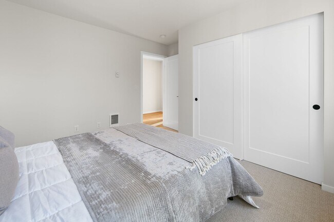 Foto del edificio - Modern Townhome in Licton Springs – Rooftop Deck & Stylish Living!