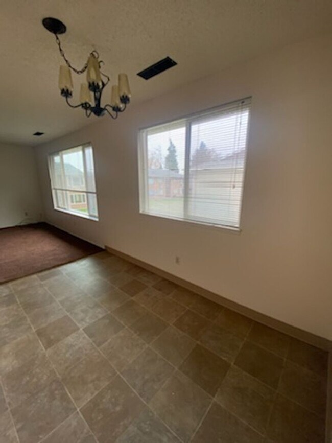 Building Photo - Nice 2 bed/1bath with a lot of space!
