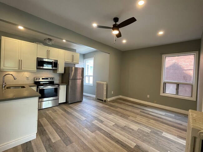 Building Photo - 822 Dundas St W