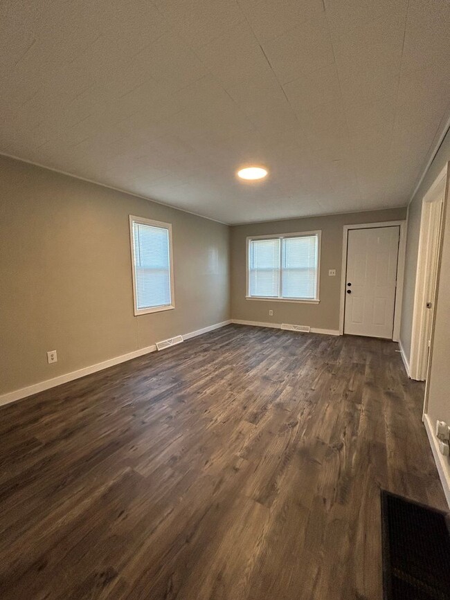 Building Photo - Newly Renovated 3 Bedroom House-MOVE IN SP...
