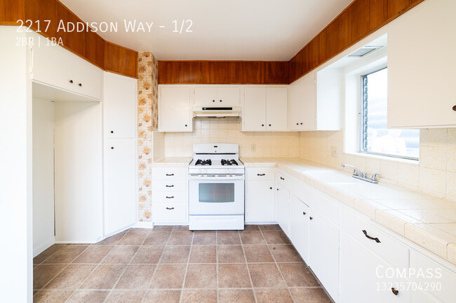 Building Photo - Charming 1940's 900 Sqft 2-Bed, 1-Bath wit...