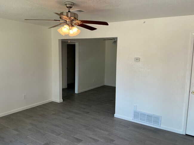 Building Photo - 4/2 GREATYARD Move in Ready!