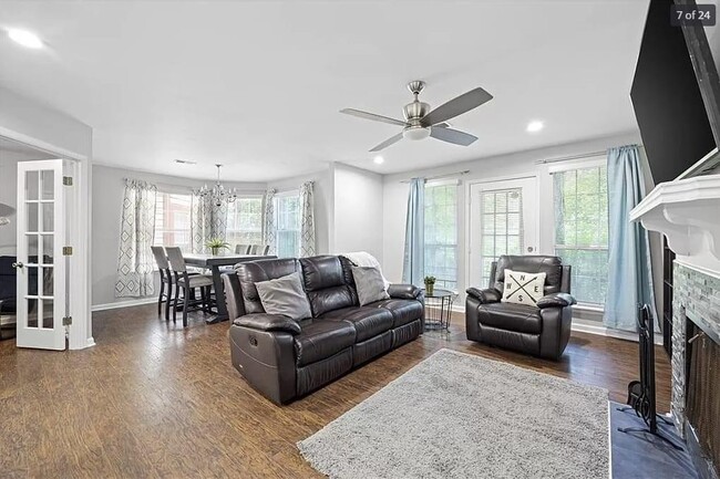 Foto del edificio - 614 Cypress Pointe St