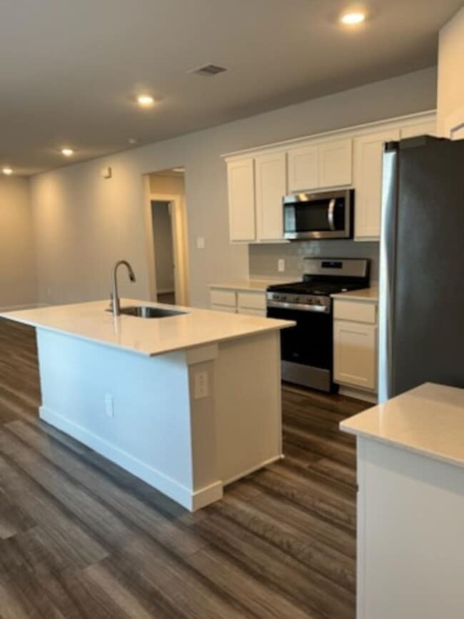 Building Photo - 3 Bedroom, 2 Bath in Midtown Subdivision C...