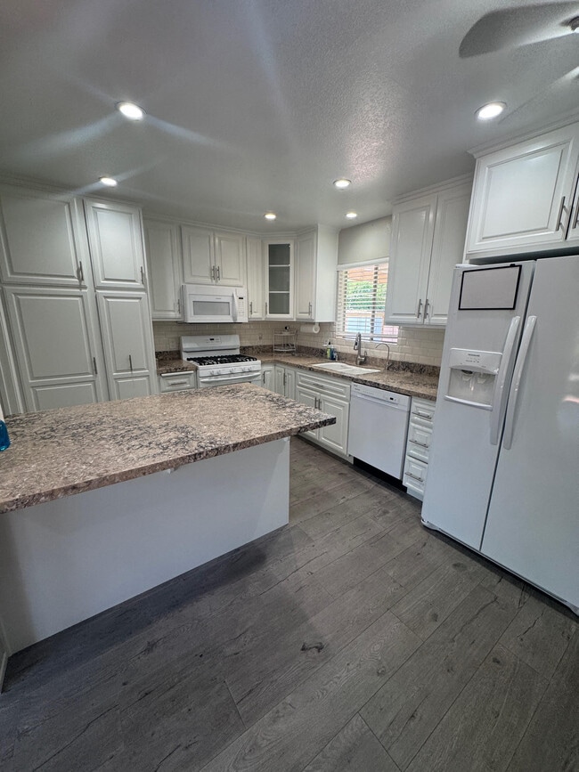 Building Photo - 2493 Los Feliz Dr