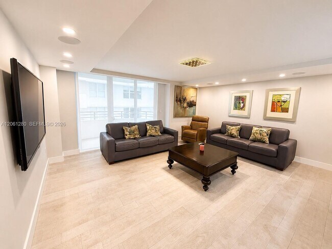 Foto del edificio - 5555 Collins Ave