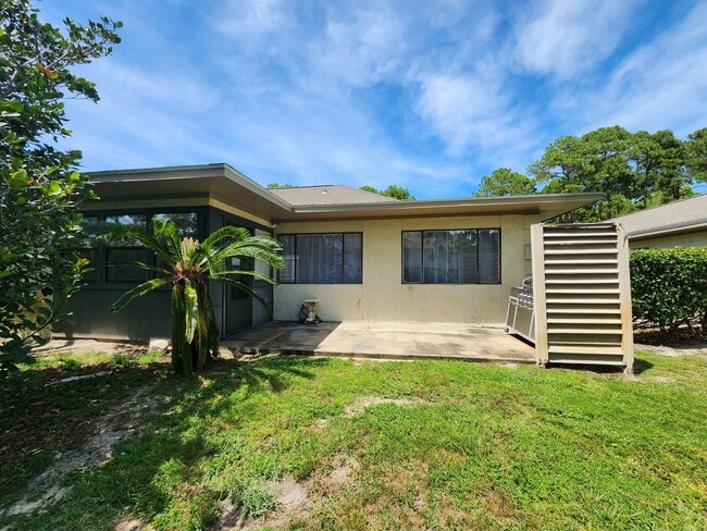 Building Photo - Gulf Shores 2/1.5 available now