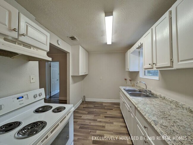 Building Photo - 7527 Tampa Ave