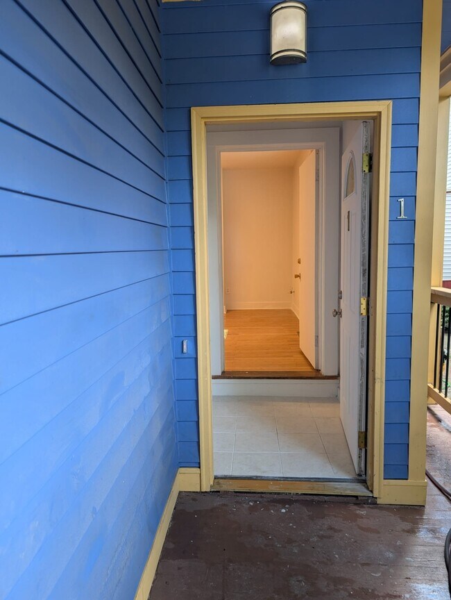 entry thru vestibule - 40 Lyon St