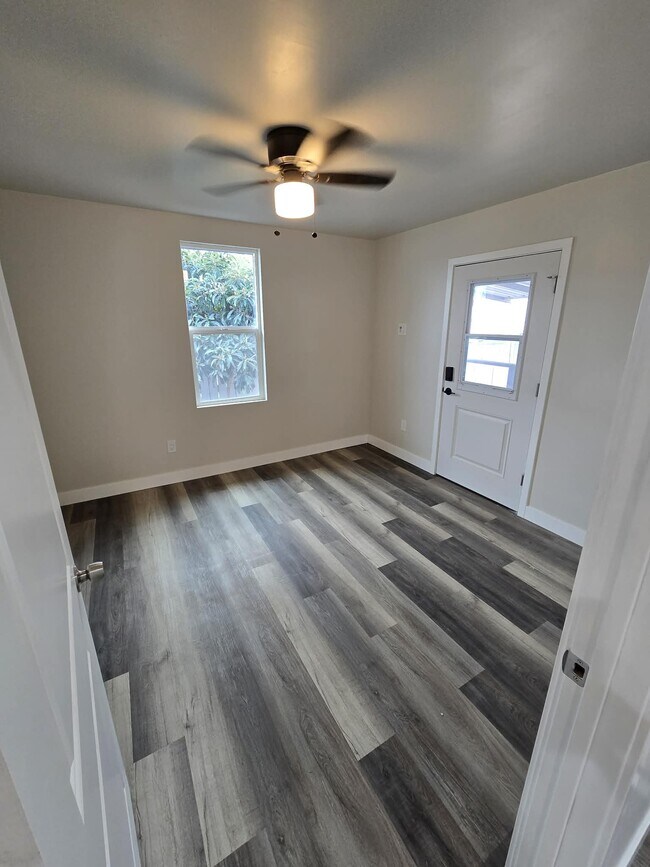 Building Photo - 2224 W Dunlop St