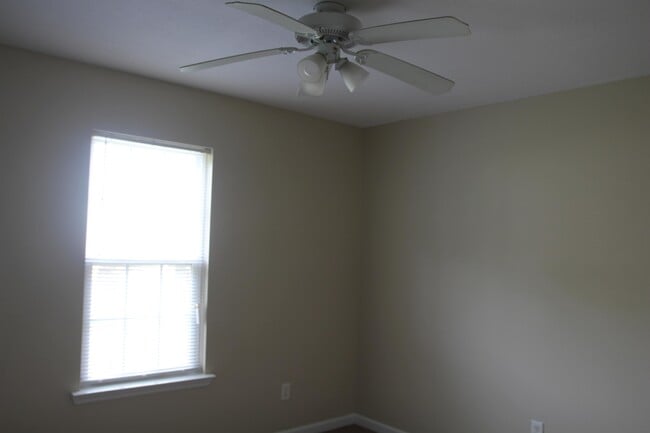 Building Photo - 806 cardinal grove court