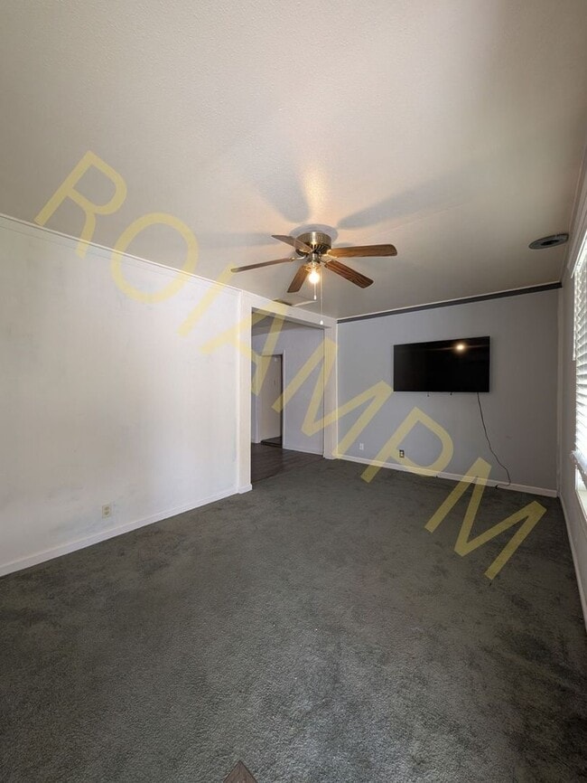 Building Photo - 912/922 Elm Street