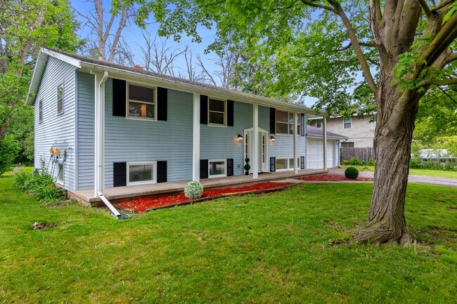 Building Photo - Spacious 5-Bedroom Home with 2 Full Baths ...