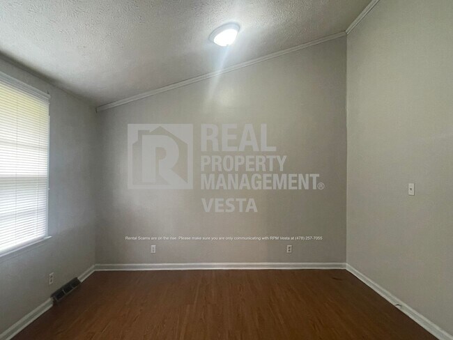 Building Photo - Solidly Built Three Bedroom House in West ...