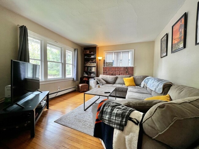 Building Photo - Amazing Location for a 2-Bedroom, 1-Bathroom Duplex Unit!