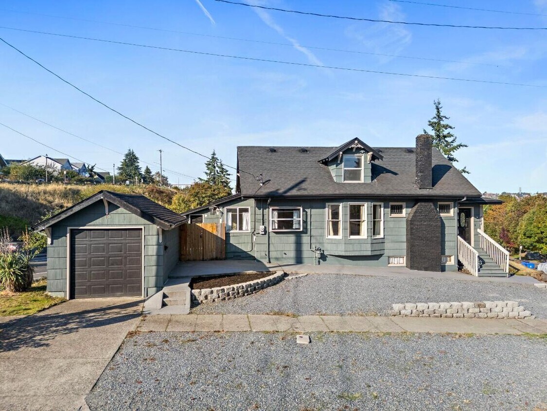 Primary Photo - Charming 2-Bed 2-Bath Tacoma Craftsman | S...