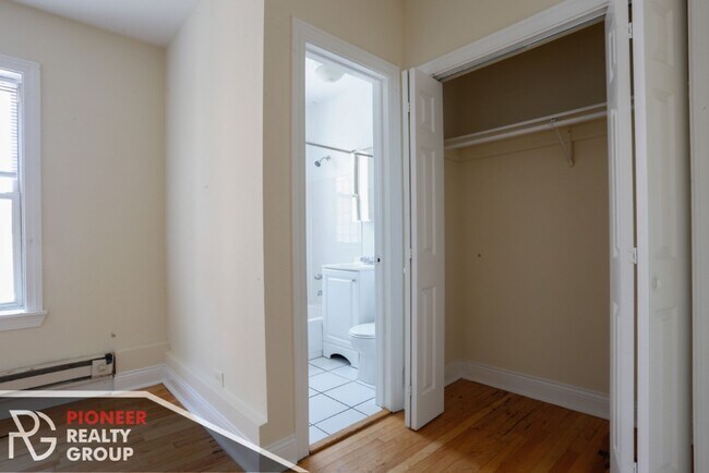 Building Photo - Renovated studio in Lincoln Park