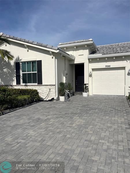 Foto principal - 7095 Peters Ln