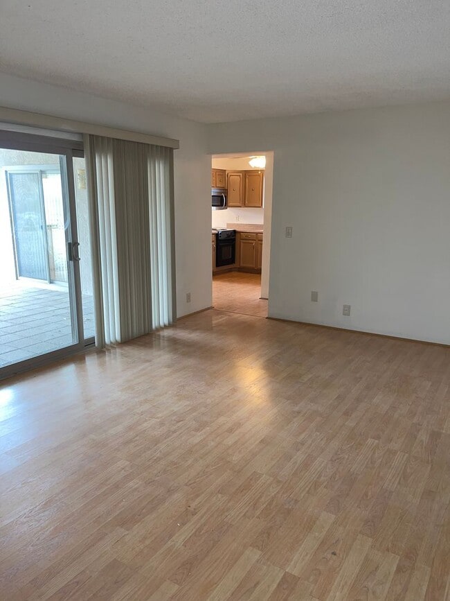 Foto del edificio - 3 Bed 1.5 Bath Duplex