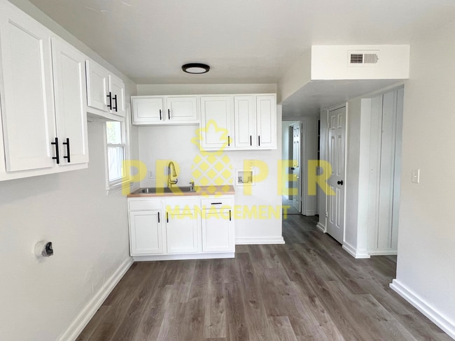 Building Photo - 3 bedrooms 1 bathroom house