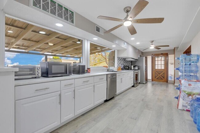 Foto del edificio - 2811 S County Rd 1200