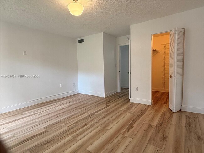 Foto del edificio - 10834 N Kendall Dr