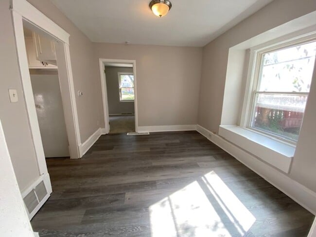 Foto del edificio - Charming 3BR with Main-Level Suite, Garage...