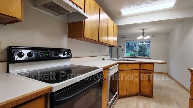 Building Photo - 20026 Vikings Crest NE