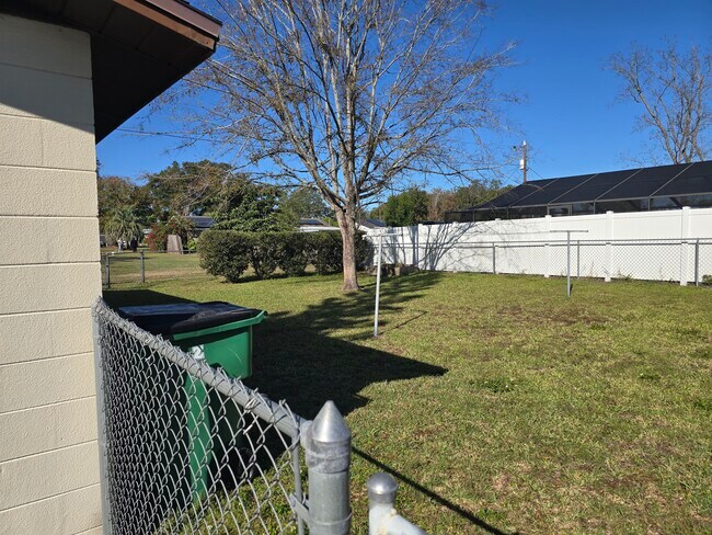 Gran patio trasero - 38835 B Ave