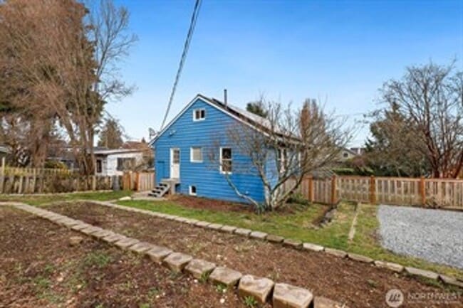 Building Photo - Charming Greenwood Home !