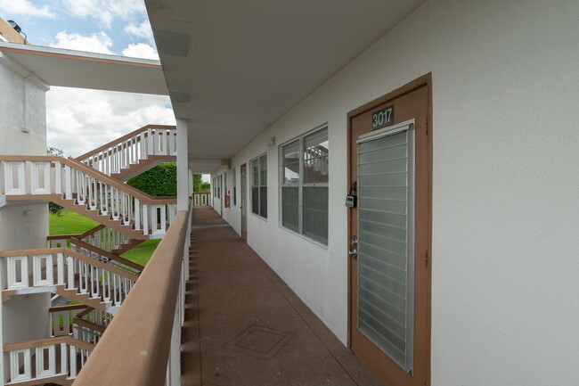 Foto del edificio - 3017 Cornwall Dr