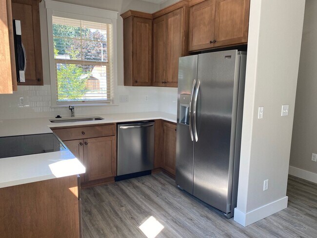 Building Photo - 2 Bedroom 2 Bath Newberg OR 97132