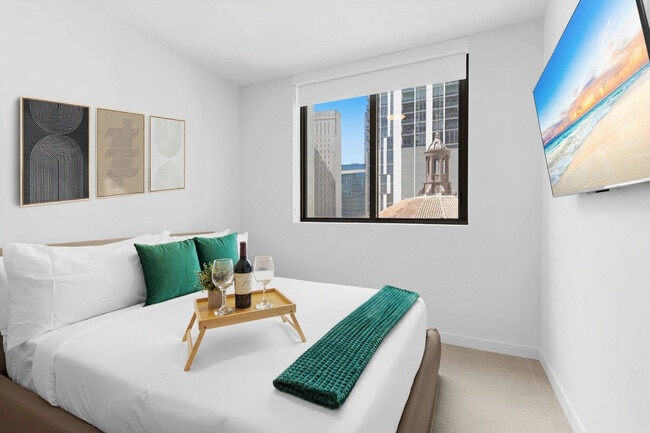 Building Photo - 501 NE 1st Ave