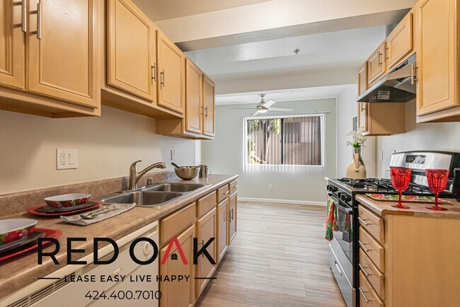 Foto del edificio - Charming Two Bedroom with Plush Carpet Flo...