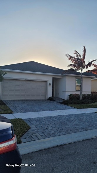 Building Photo - 6576 Cloverdale Ave