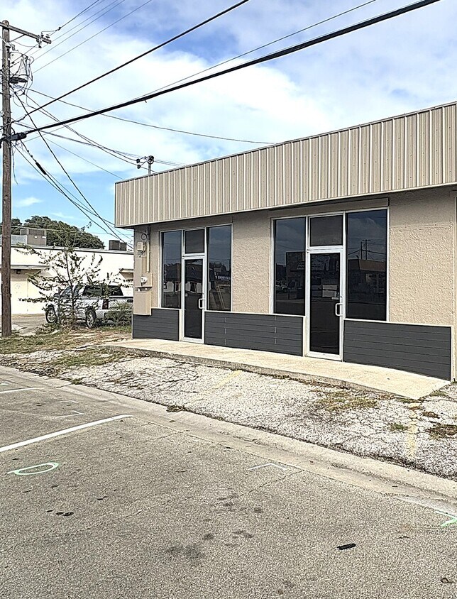 Foto del edificio - 112 W Avenue E