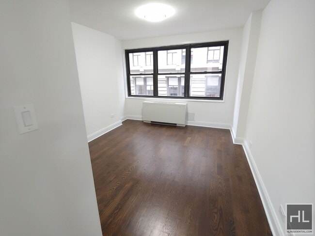 Building Photo - 5 AVENUE