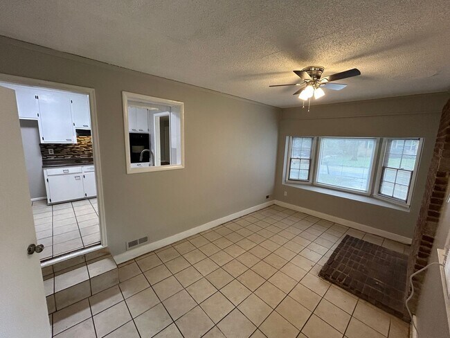 Foto del edificio - Charming 3BR Home with Bonus Den, Hardwood Floors & Fenced Backyard