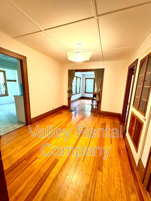 Foto del edificio - 323 Pelham Rd