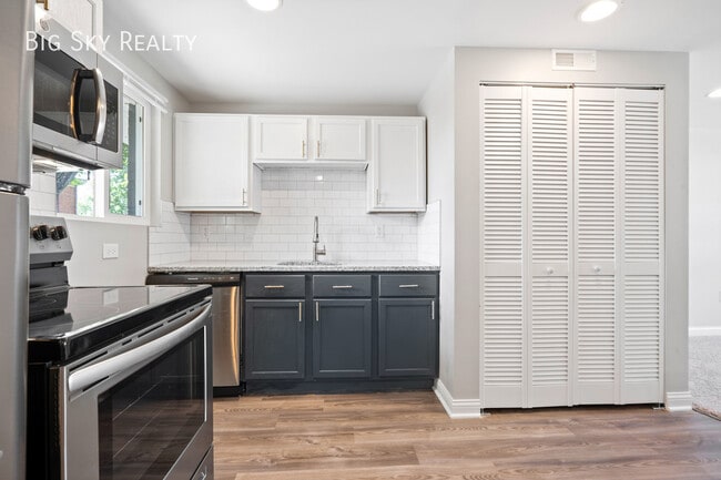 Building Photo - The Huntley - Creekside 2 bed / 1 bath - N...