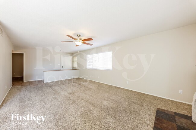 Foto del edificio - 8647 E Fillmore St