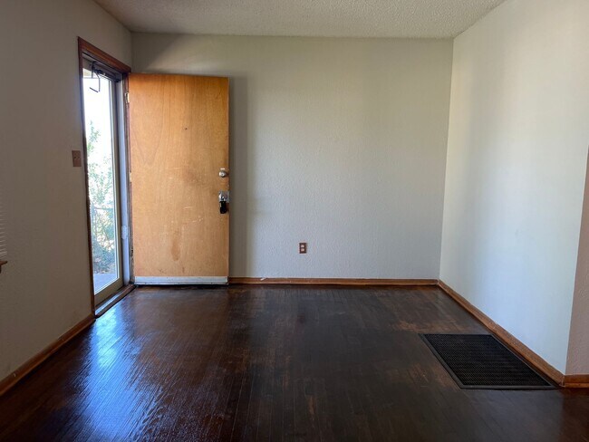 Foto del edificio - Cute 2 Bedroom with Move In Special!!