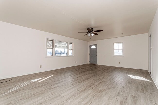 Foto del edificio - Please View 3D Virtual Walk-Through Before Scheduling a Showing