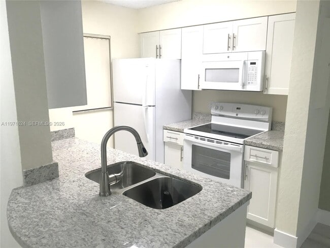 Building Photo - 2831 N Oakland Forest Dr